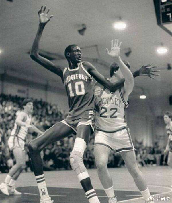 NBA百年一遇的天赋！字母哥的跟腱，奥尼尔的膝盖，博班的手掌|吉安尼斯·安特托孔波|犹他爵士队|沙奎尔-奥尼尔|科比-布莱恩特|马克伊顿_新浪体育_新浪新闻